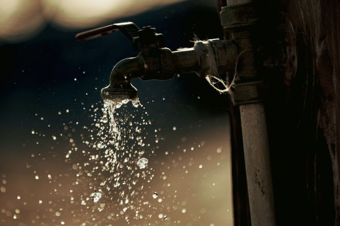Water supply issues in Florian&oacute;polis still surface during periods of high demand. Photo by Edrin Spahiu on Unsplash