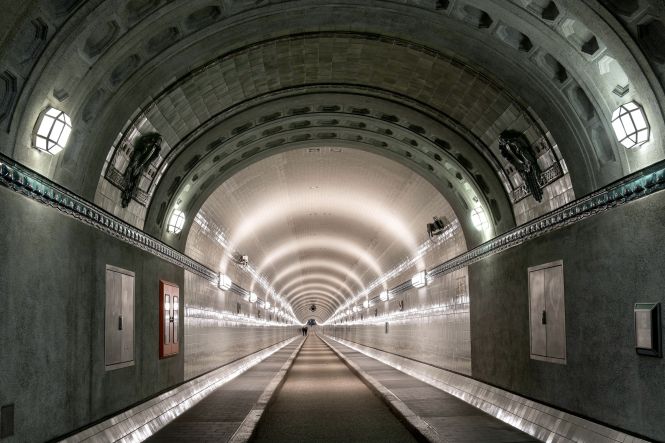 Der historische Alter Elbtunnel in Hamburg. Foto von Wolfgang Weiser auf Unsplash